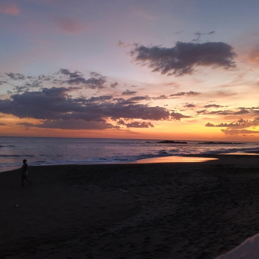 Cielo con nubes moradas y doradas sobre el mar.