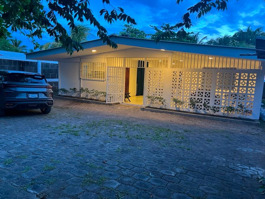 Área de estacionamiento privado dentro del terreno de la casa.