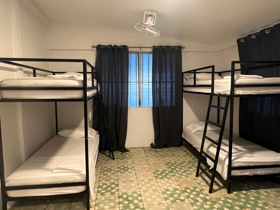 Habitación con literas y ventana con celosía.
